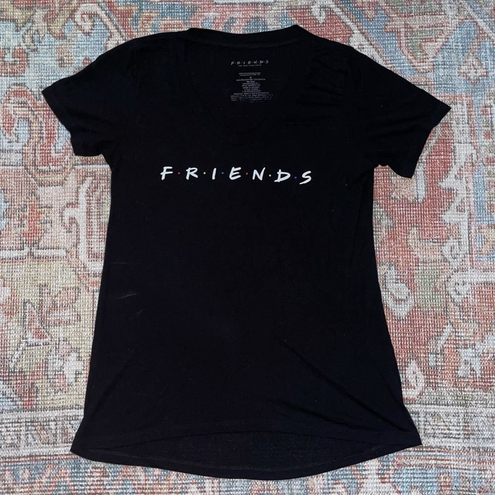 FRIENDS v-neck tee